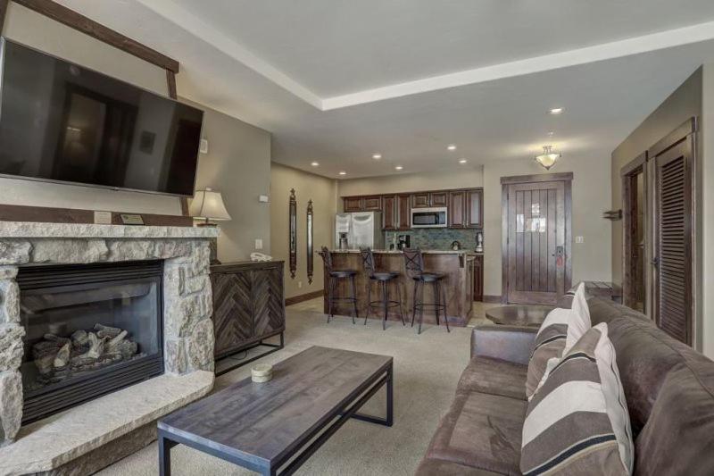 Breckenridge Crystal Peak Lodge 2 Bedroom Luxury Condo On-Site Check-In & Concierge - image 2