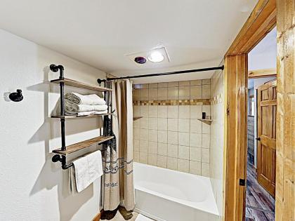 New Listing! Stylish Updated Ski Condo with Hot Tubs condo - image 4