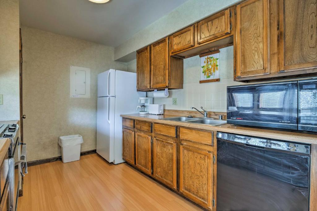 Park Place Condo with Pool Access on Shuttle Stop! - image 4