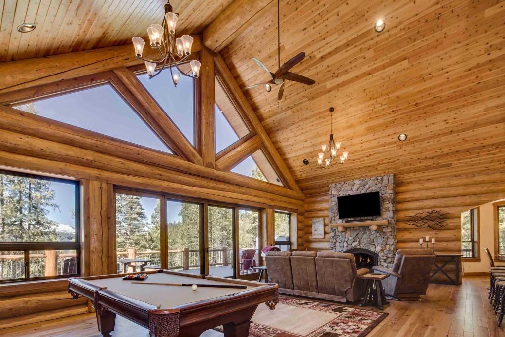 Luxe Log Cabin with Hot Tub Bar and Mtn Views in Breck - image 2