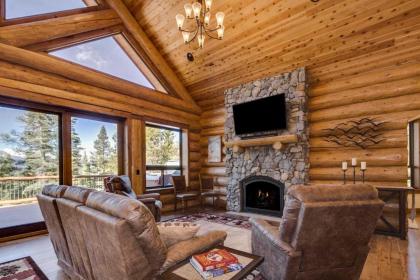 Luxe Log Cabin with Hot Tub Bar and Mtn Views in Breck - image 3