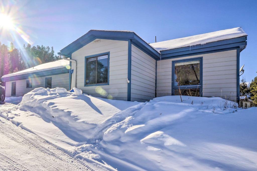 Cozy Retreat with Fireplace - Shuttle to Breck! - image 6