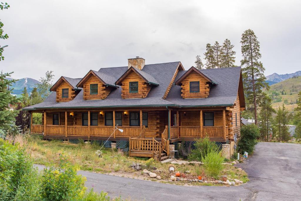 Bear Creek Mining Lodge Mountain Style Hot Tub - main image