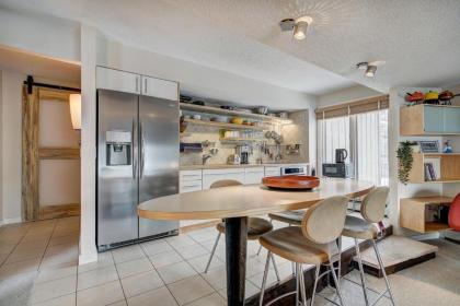 Scandi-Chic Condo - 4 Minutes to Main St - image 14