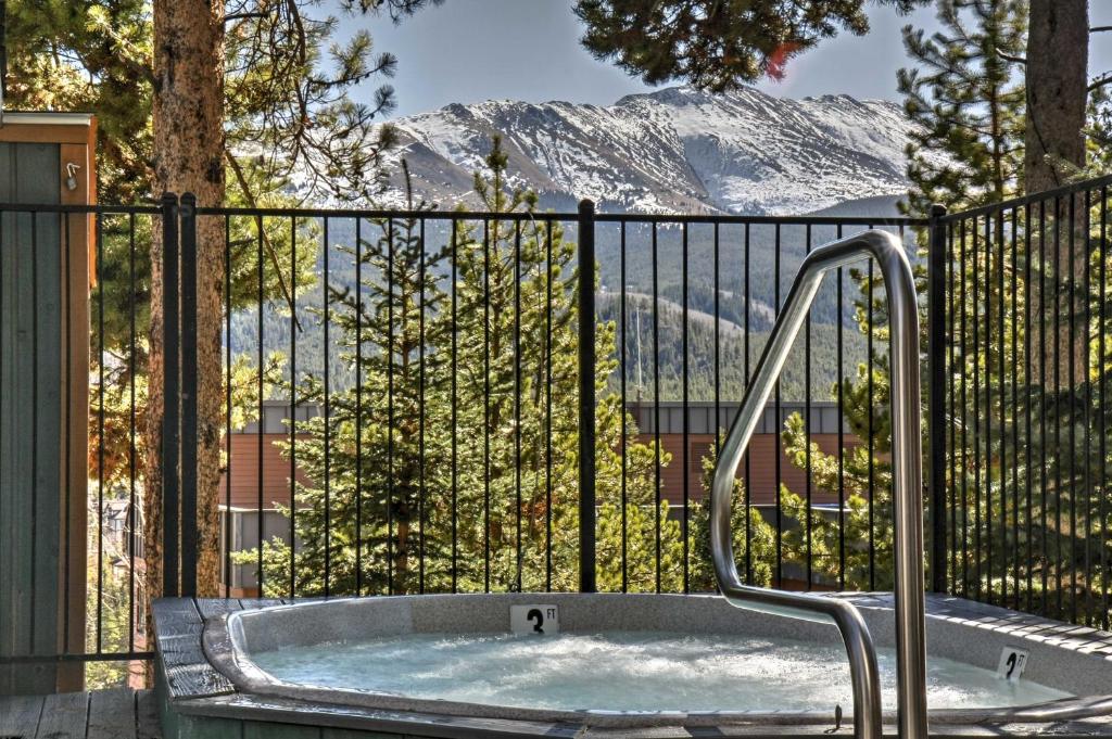 Updated Breck Condo with Mtn Views Walk to Ski Lift - image 4