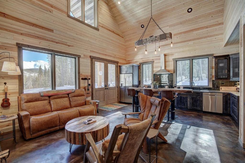 Basecamp Lodge - Brand New Luxury Home Secluded In The Mountains Private Hot Tub! - image 2