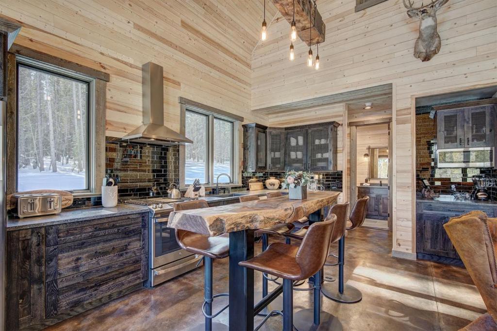 Basecamp Lodge - Brand New Luxury Home Secluded In The Mountains Private Hot Tub! - image 6