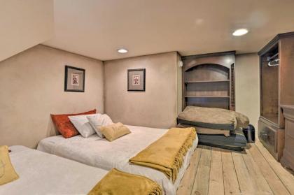 Elegant Ski-In and Ski-Out Condo with Hot Tub Access - image 2