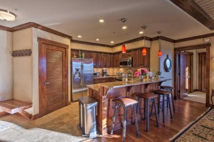 Elegant Ski-In and Ski-Out Condo with Hot Tub Access - image 3