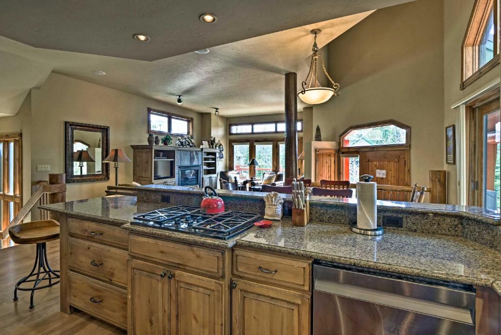 Beautiful Breck Retreat with Mountain Views! - image 7