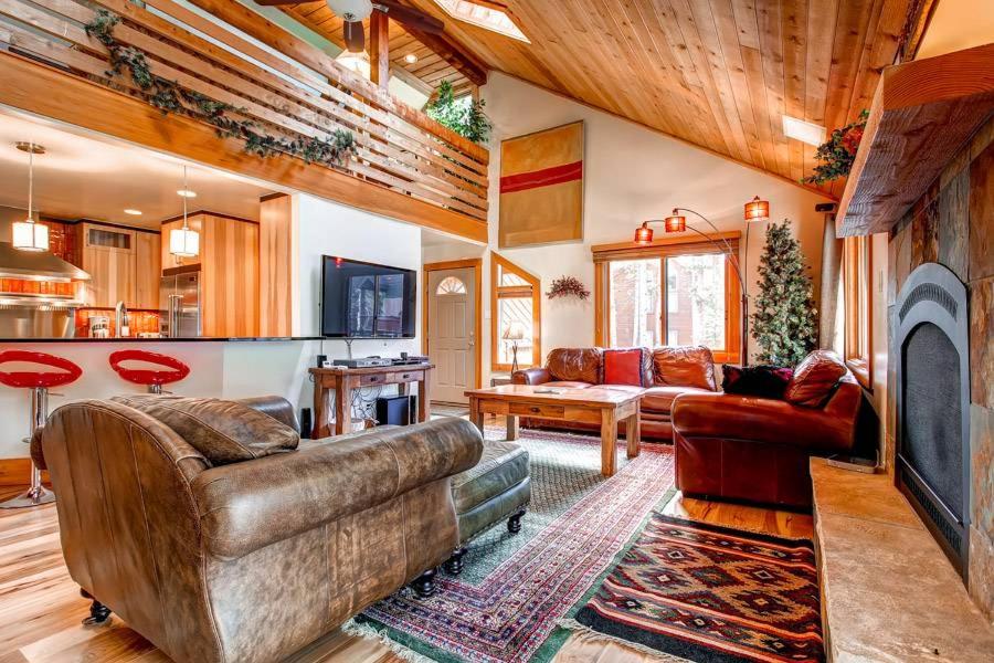 Pine Station House 5 BR Loft with Hot Tub and Views - main image