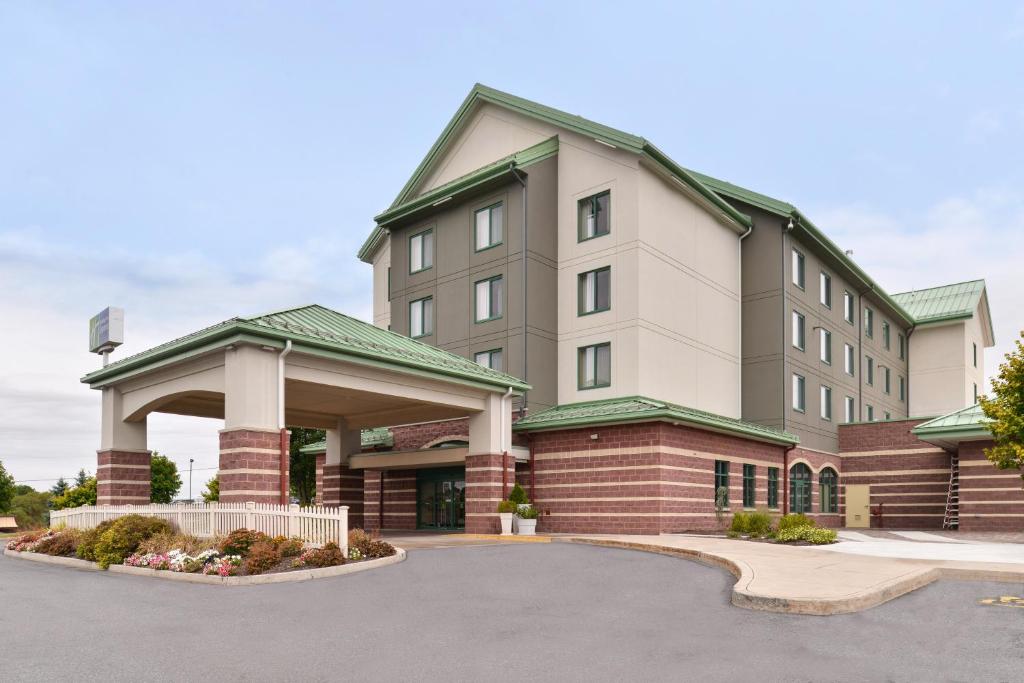 Holiday Inn Express Breezewood an IHG Hotel - main image