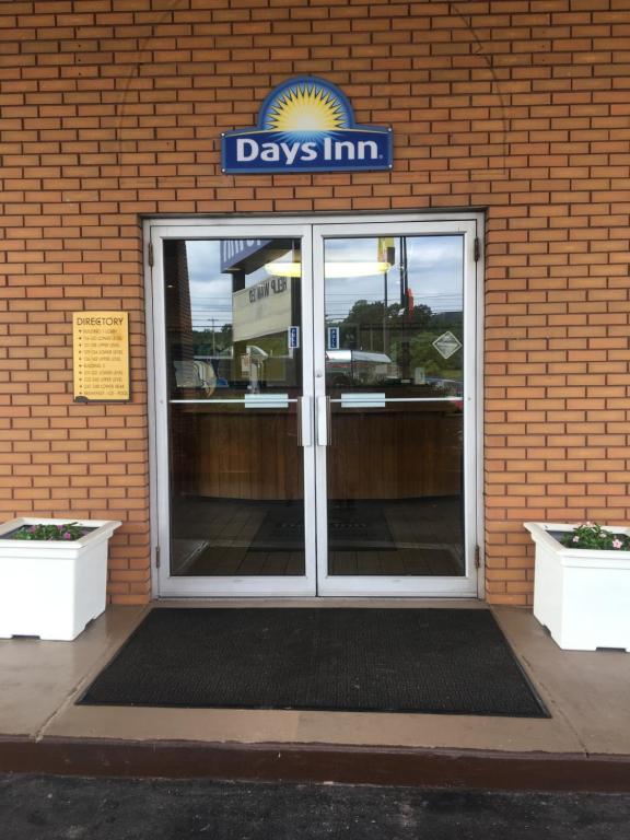 Days Inn by Wyndham Breezewood - image 2