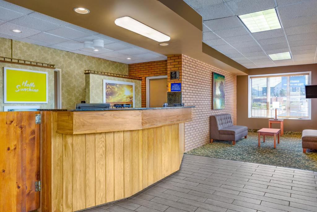 Days Inn by Wyndham Breezewood - image 5