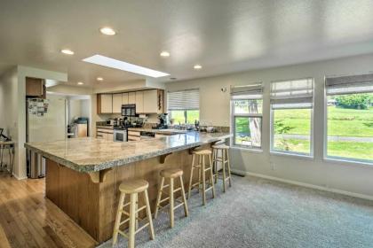 Spacious Family Home on Golf Course Hike and Bike! - image 5