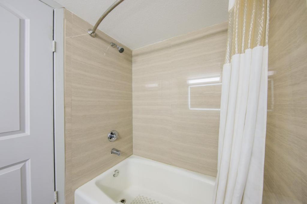 Americas Best Value Inn Brenham - image 4