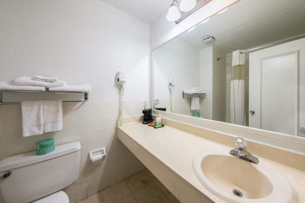 Americas Best Value Inn Brenham - image 5