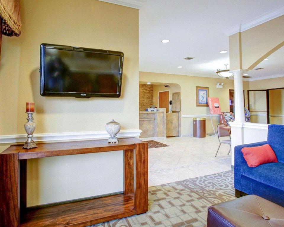 Comfort Suites Brenham - image 5