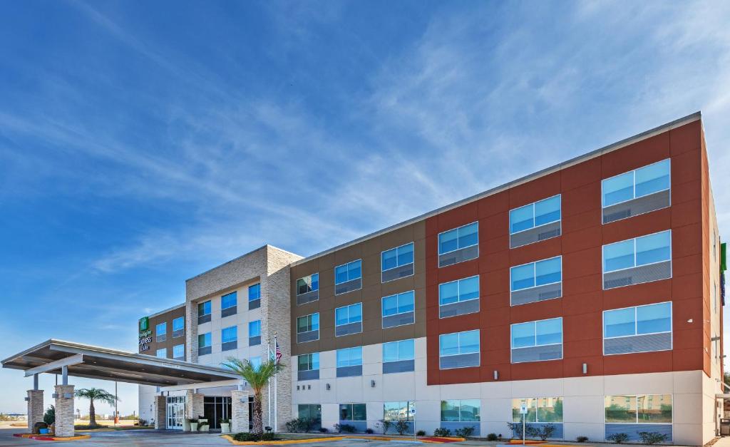 Holiday Inn Express & Suites - Brenham South an IHG Hotel - main image