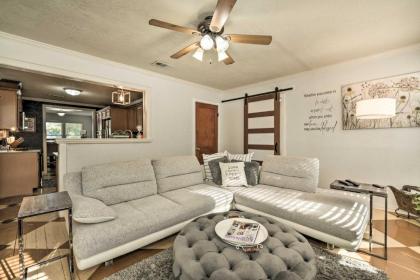 Brenham Bungalow with Yard 1 Mi to Downtown! - image 3