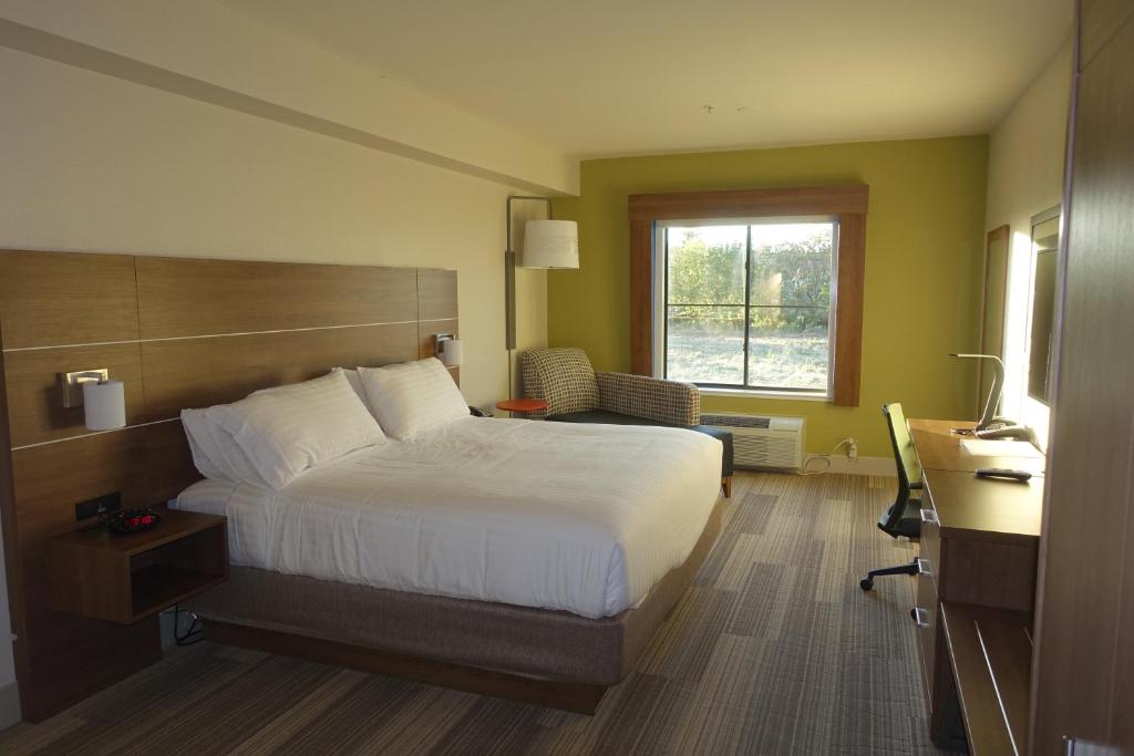 Holiday Inn Express & Suites Brentwood an IHG Hotel - image 3