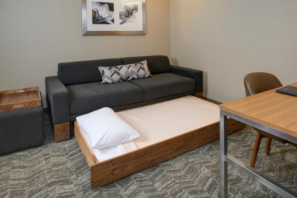 SpringHill Suites St. Louis Brentwood - image 7