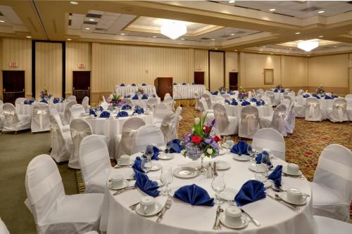 Holiday Inn Bridgeport-Trumbull-Fairfield an IHG Hotel - image 2