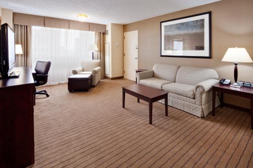 Holiday Inn Bridgeport-Trumbull-Fairfield an IHG Hotel - image 4