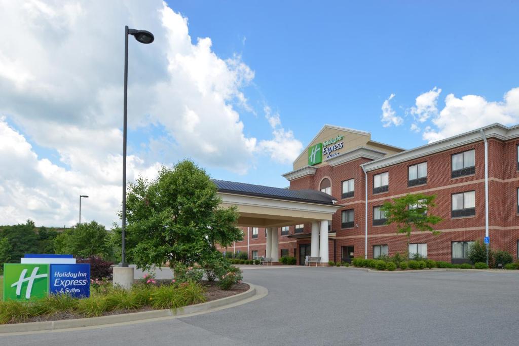 Holiday Inn Express & Suites Bridgeport an IHG Hotel - main image