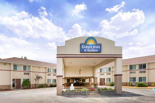 Days Inn & Suites by Wyndham Bridgeport - Clarksburg - main image