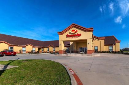 Econo Lodge Inn & Suites Bridgeport - image 9