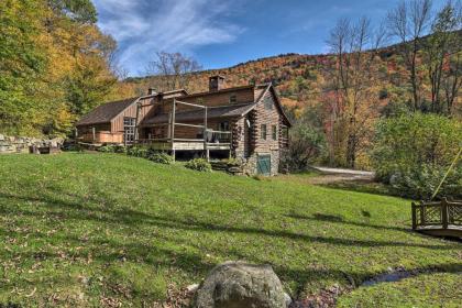 Picture-Perfect Vermont Mtn Cabin with Hot Tub!