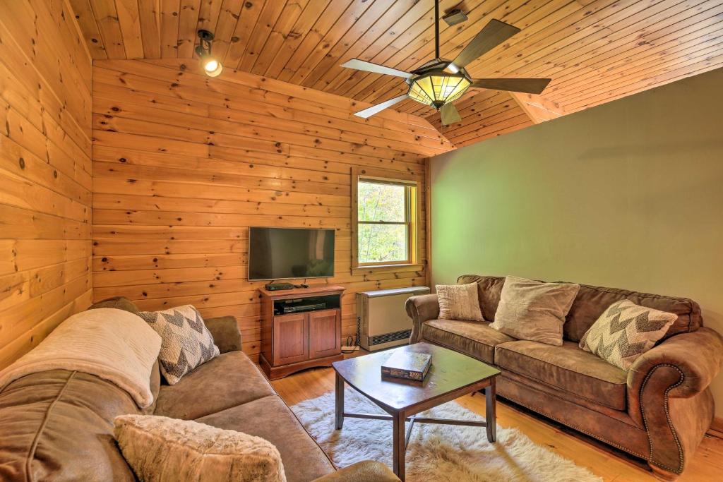 Picture-Perfect Vermont Mtn Cabin with Hot Tub! - image 2