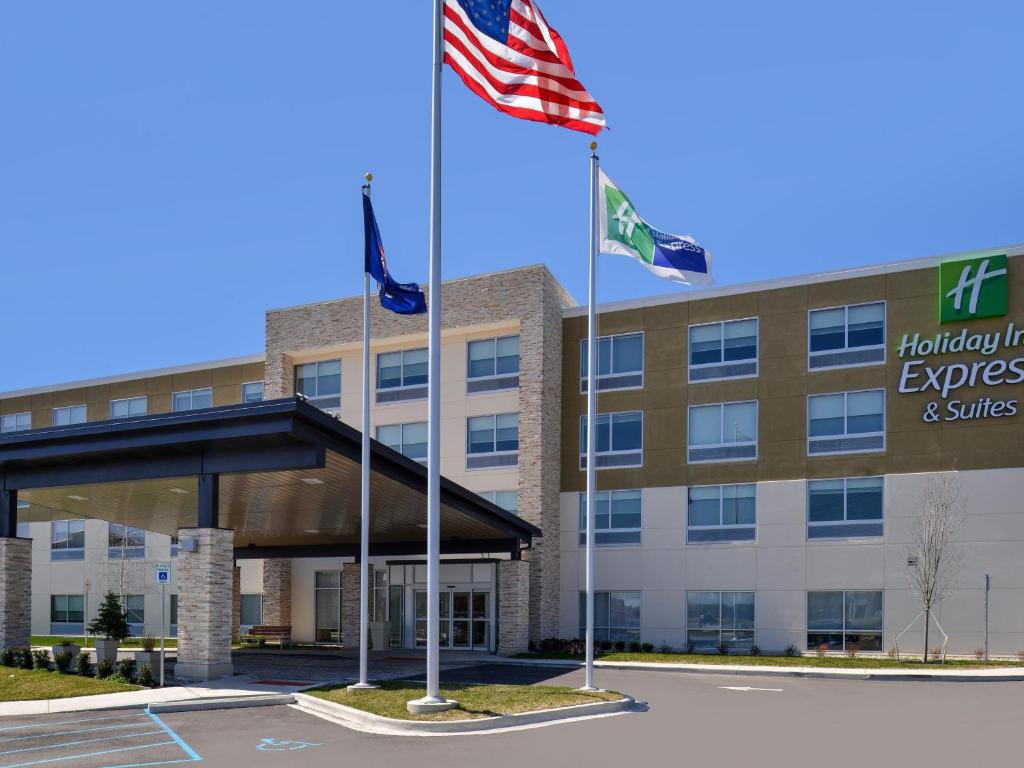 Holiday Inn Express & Suites - Brighton South - US 23 an IHG Hotel - main image