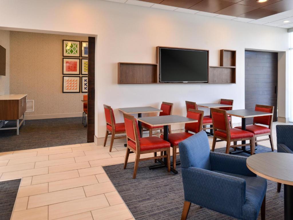 Holiday Inn Express & Suites - Brighton South - US 23 an IHG Hotel - image 3