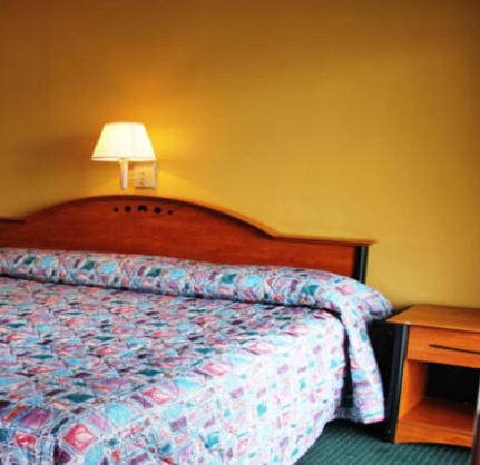 Speedway Inn - image 3