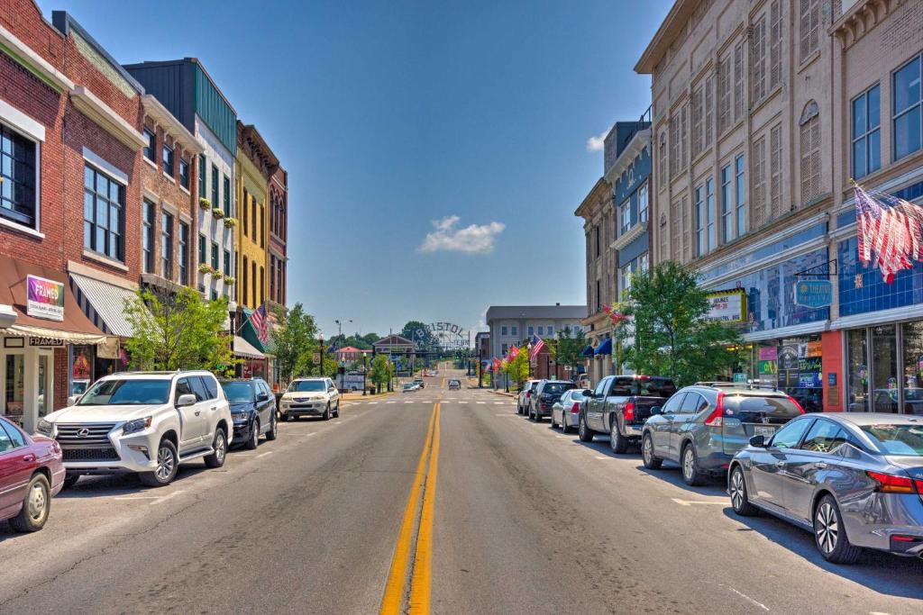 Private Solar Hill Apartment in Downtown Bristol! - image 3