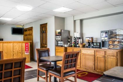 Econo Lodge Brockport - image 3