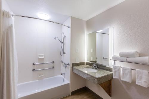 Holiday Inn Express Hotel & Suites Tulsa South Broken Arrow Highway 51 an IHG Hotel - image 3