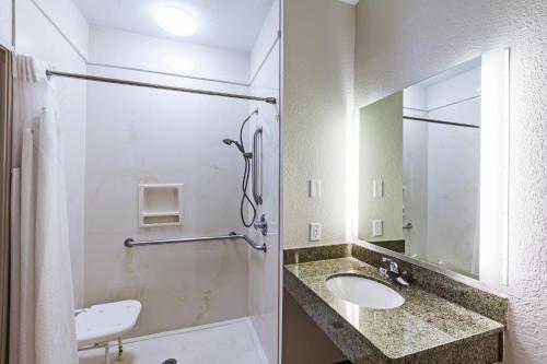 Holiday Inn Express Hotel & Suites Tulsa South Broken Arrow Highway 51 an IHG Hotel - image 5