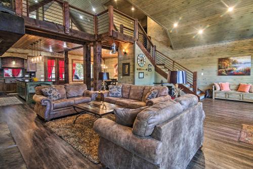 Elegant Cabin in Broken Bow with Hot Tub and Fire Pit! - main image