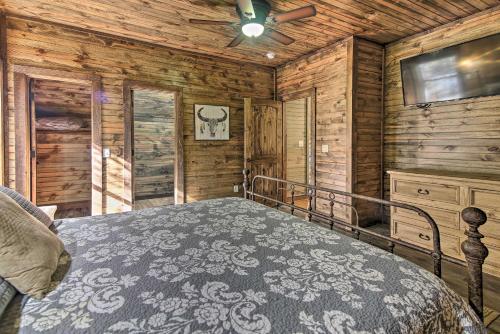 Elegant Cabin in Broken Bow with Hot Tub and Fire Pit! - image 5