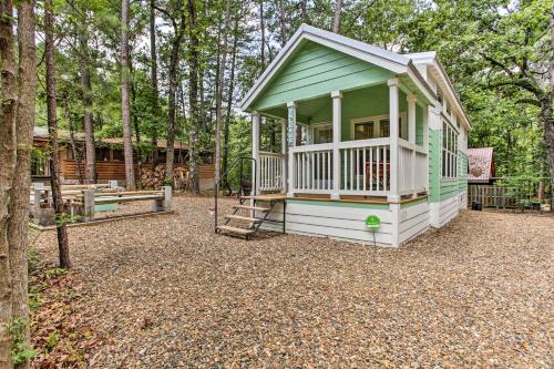 Forest Gem Broken Bow Cottage with Porch and Fire Pit - main image