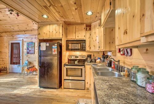 Broken Bow Cabin with Hot Tub and Fire Pit By Lake - image 4