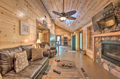 Cabin with Hot Tub Near Broken Bow Lake and Hiking - main image