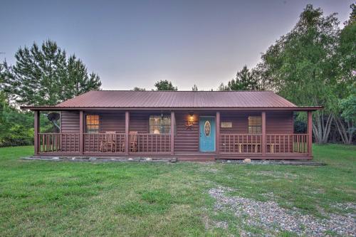 Starlight Cabin in Broken Bow with Hot Tub! - main image