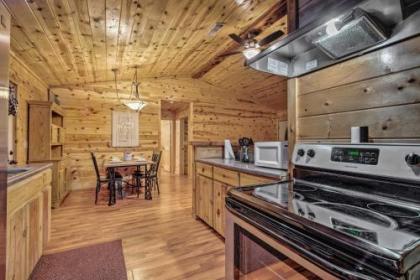 Starlight Cabin in Broken Bow with Hot Tub! - image 2