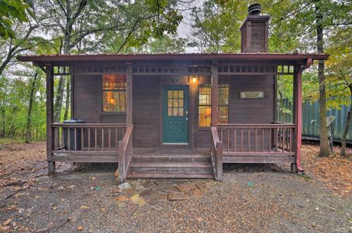 Pet-Friendly Hochatown Studio Cabin with Hot Tub - main image