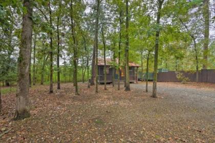 Pet-Friendly Hochatown Studio Cabin with Hot Tub - image 2