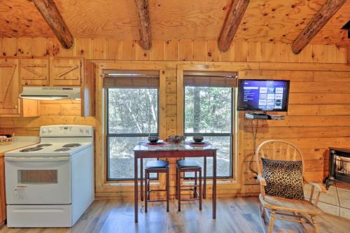 Broken Bow Cabin with Hot Tub and BBQ - 4 Mi to Lake! - image 4